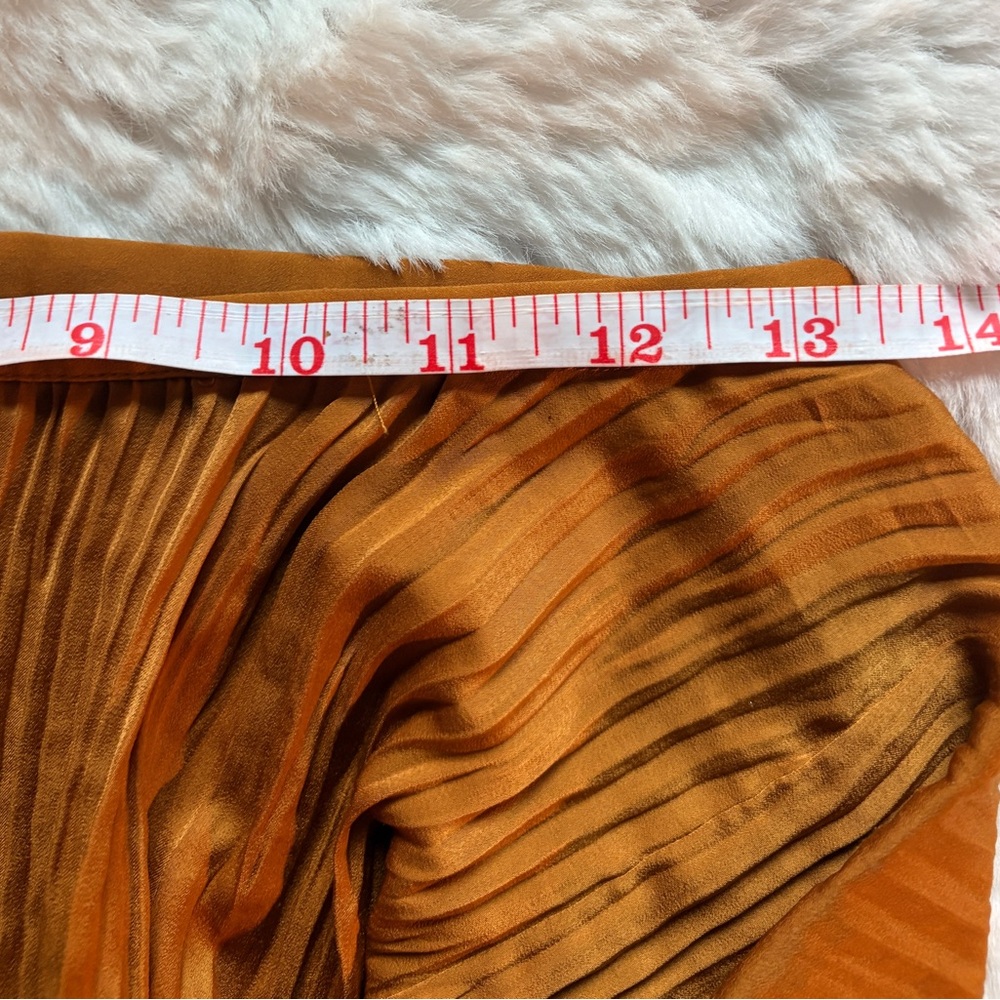 Elegant Gold Pleated Skirt - Picture 6 of 8